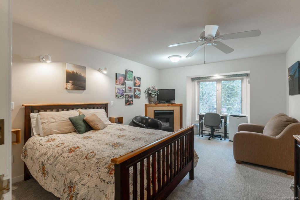 2 Queen Bed Suite w/ Private Bathroom