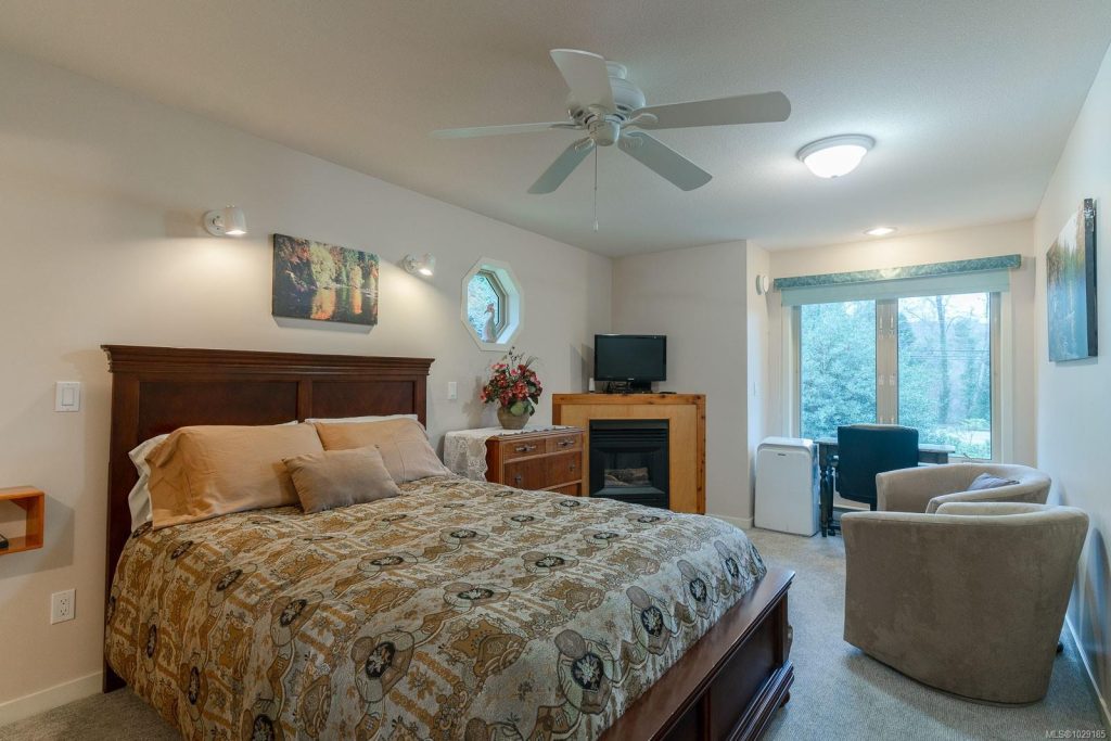1 Queen Bed Suite w/ Private Bathroom