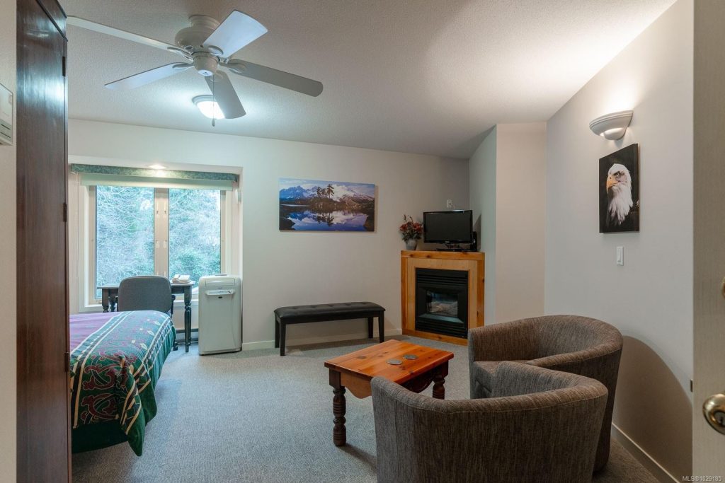 1 Queen Bed Suite w/ Private Bathroom