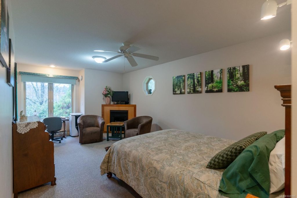 1 Queen Bed Suite w/ Private Bathroom