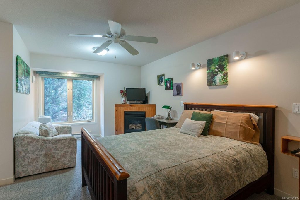 2 Queen Bed Suite w/ Private Bathroom