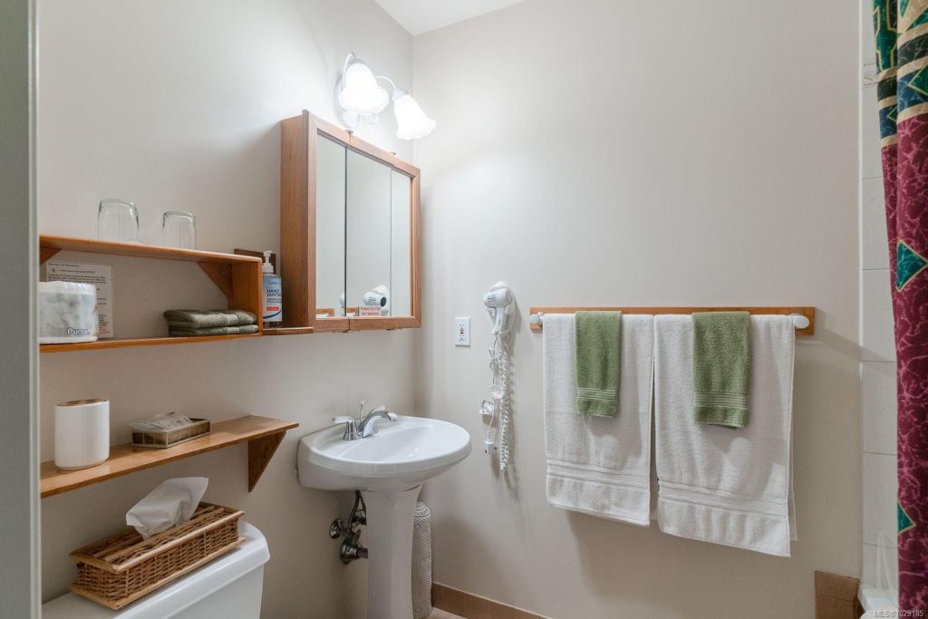 1 Queen Bed Suite w/ Private Bathroom