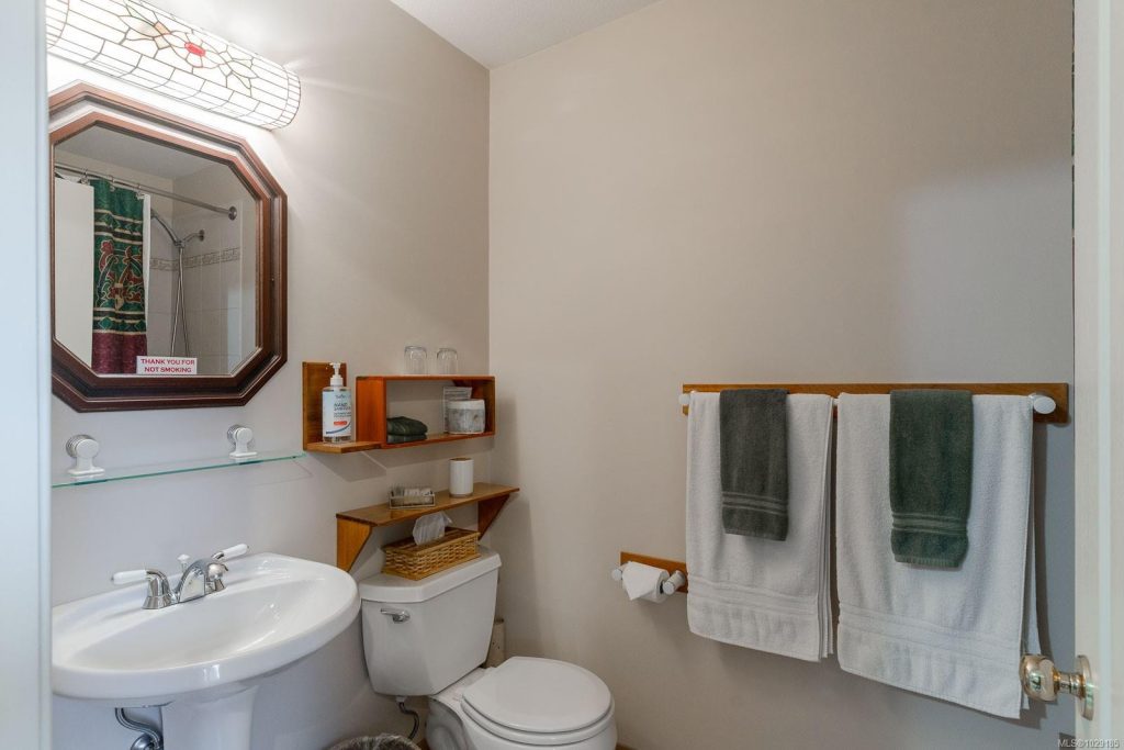 1 Queen Bed Suite w/ Private Bathroom