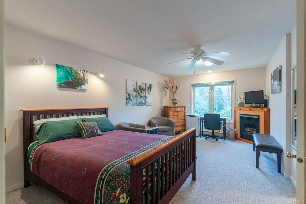 1 Queen Bed Suite w/ Private Bathroom